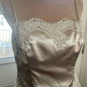 Elegant Cachet Formal Dress with Lace Details, Size 8